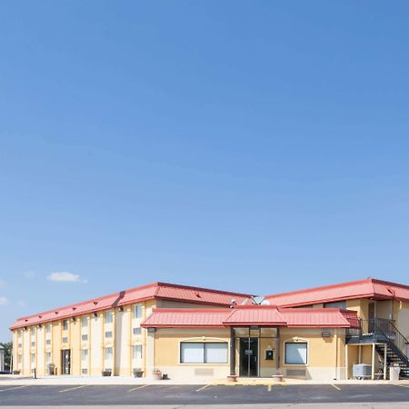 Super 8 By Wyndham Clinton Hotel Екстериор снимка