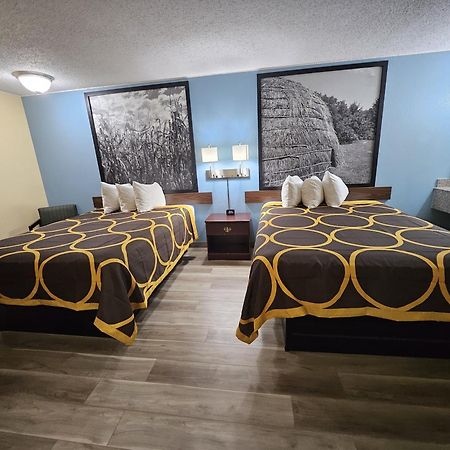 Super 8 By Wyndham Clinton Hotel Екстериор снимка