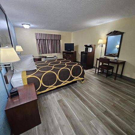 Super 8 By Wyndham Clinton Hotel Екстериор снимка
