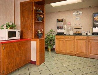 Super 8 By Wyndham Clinton Hotel Екстериор снимка