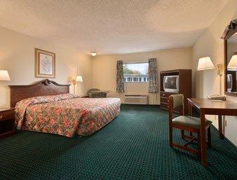 Super 8 By Wyndham Clinton Hotel Екстериор снимка