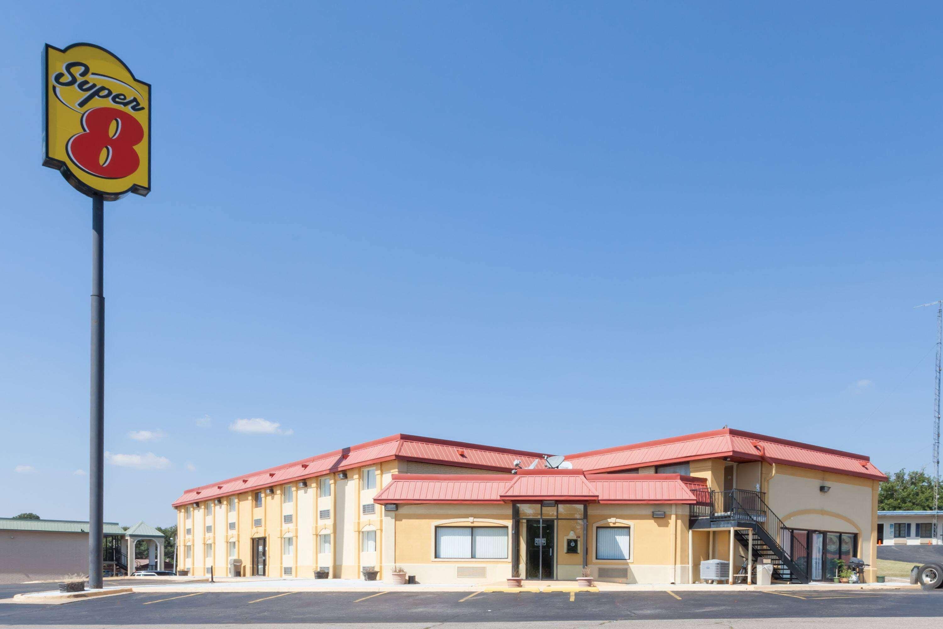Super 8 By Wyndham Clinton Hotel Екстериор снимка