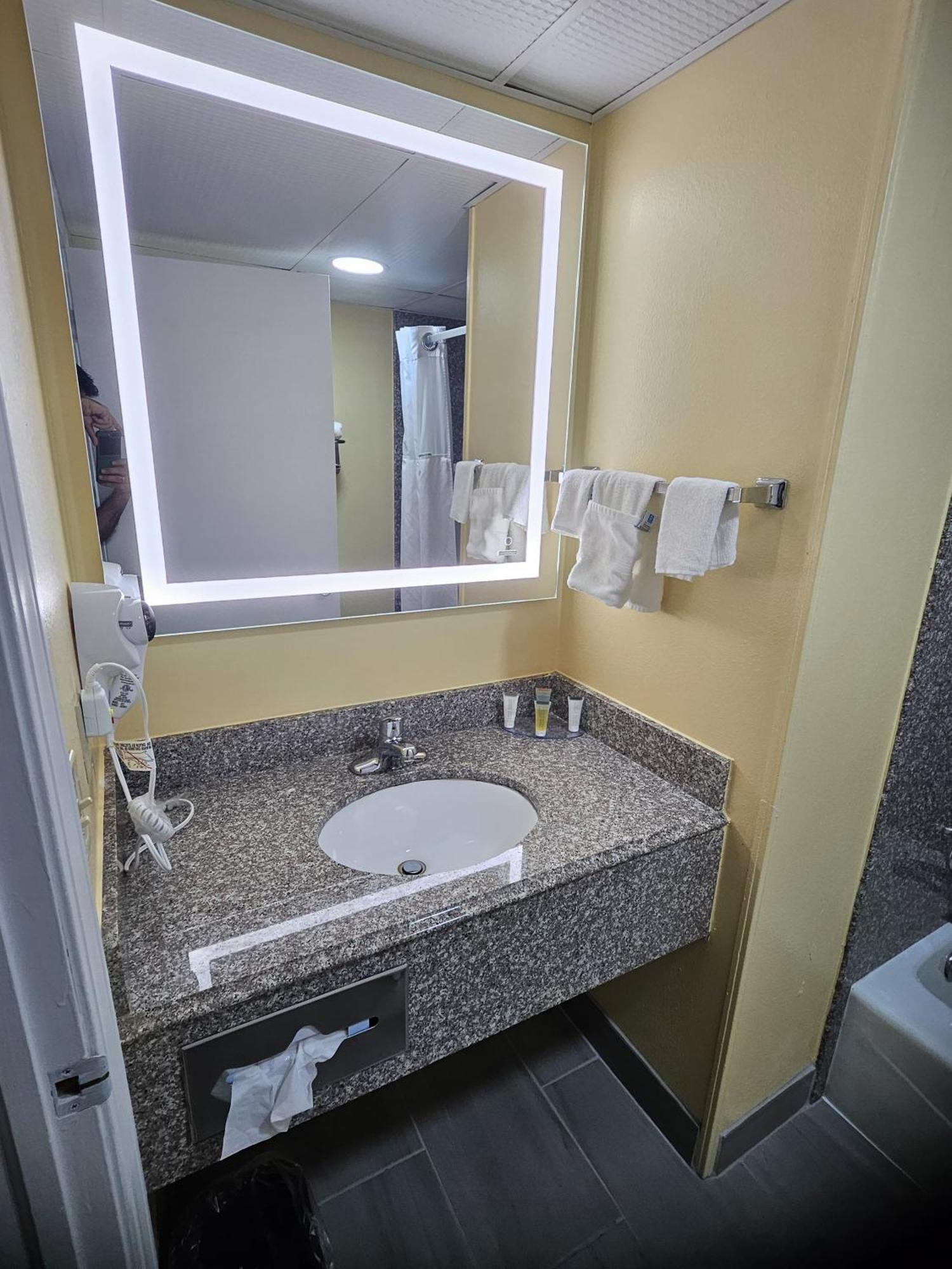 Super 8 By Wyndham Clinton Hotel Екстериор снимка