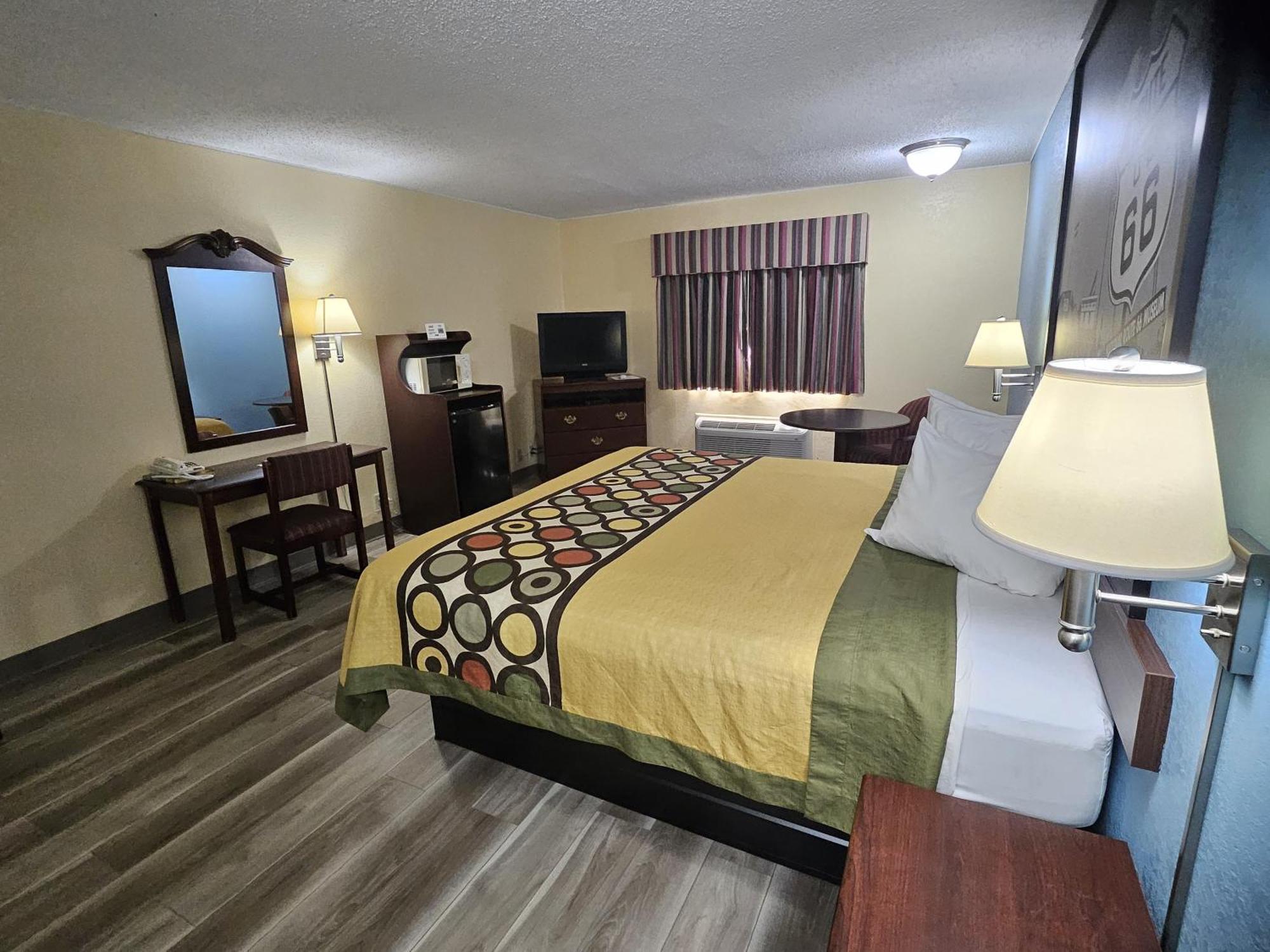 Super 8 By Wyndham Clinton Hotel Екстериор снимка