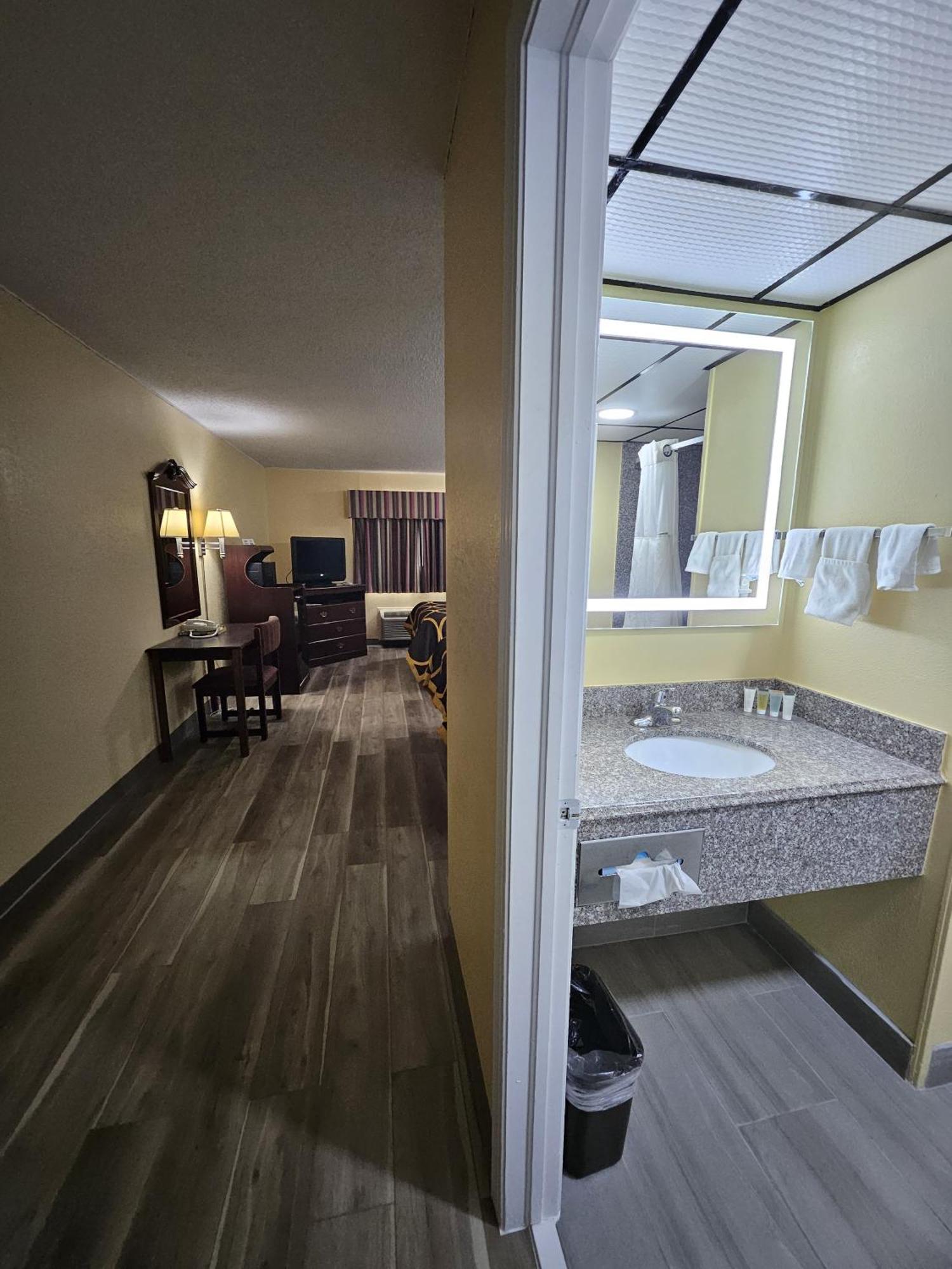Super 8 By Wyndham Clinton Hotel Екстериор снимка