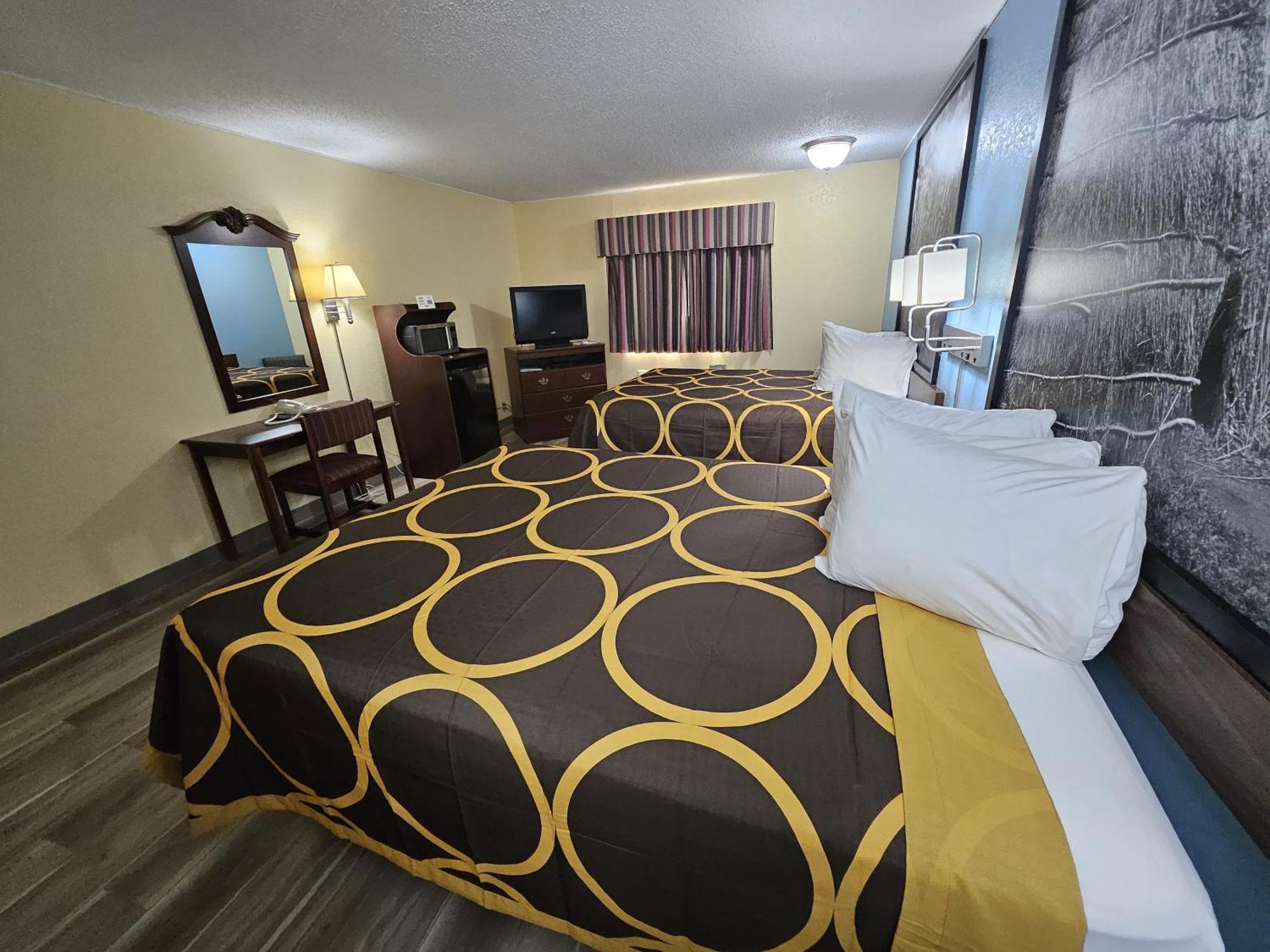 Super 8 By Wyndham Clinton Hotel Екстериор снимка
