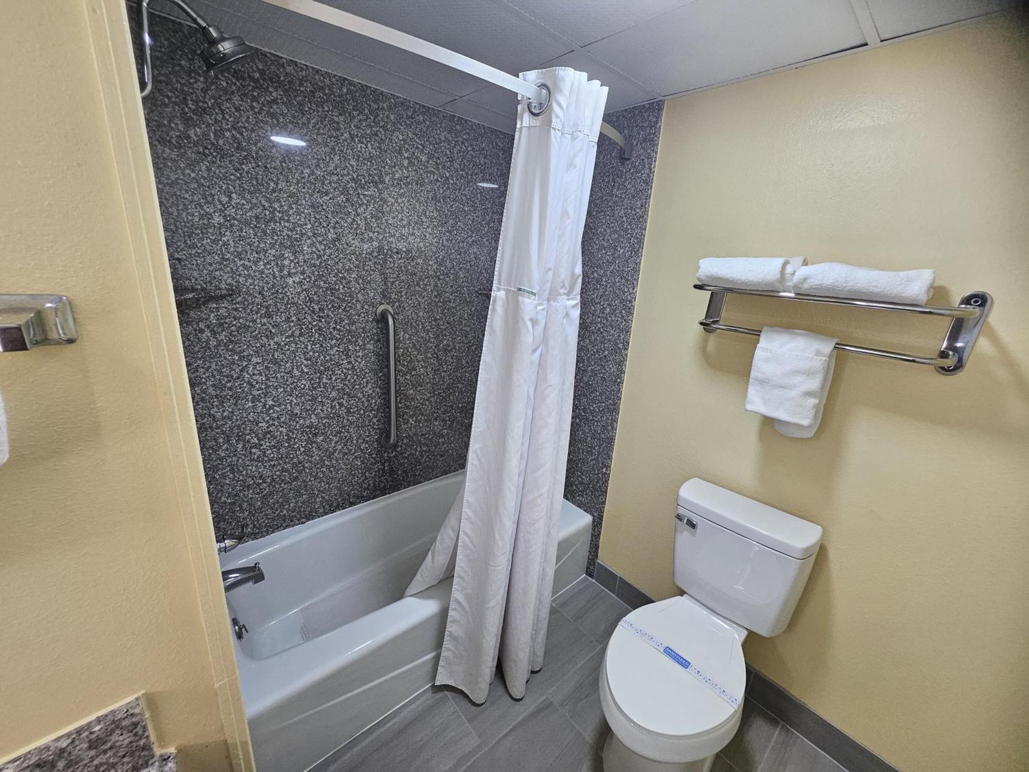 Super 8 By Wyndham Clinton Hotel Екстериор снимка