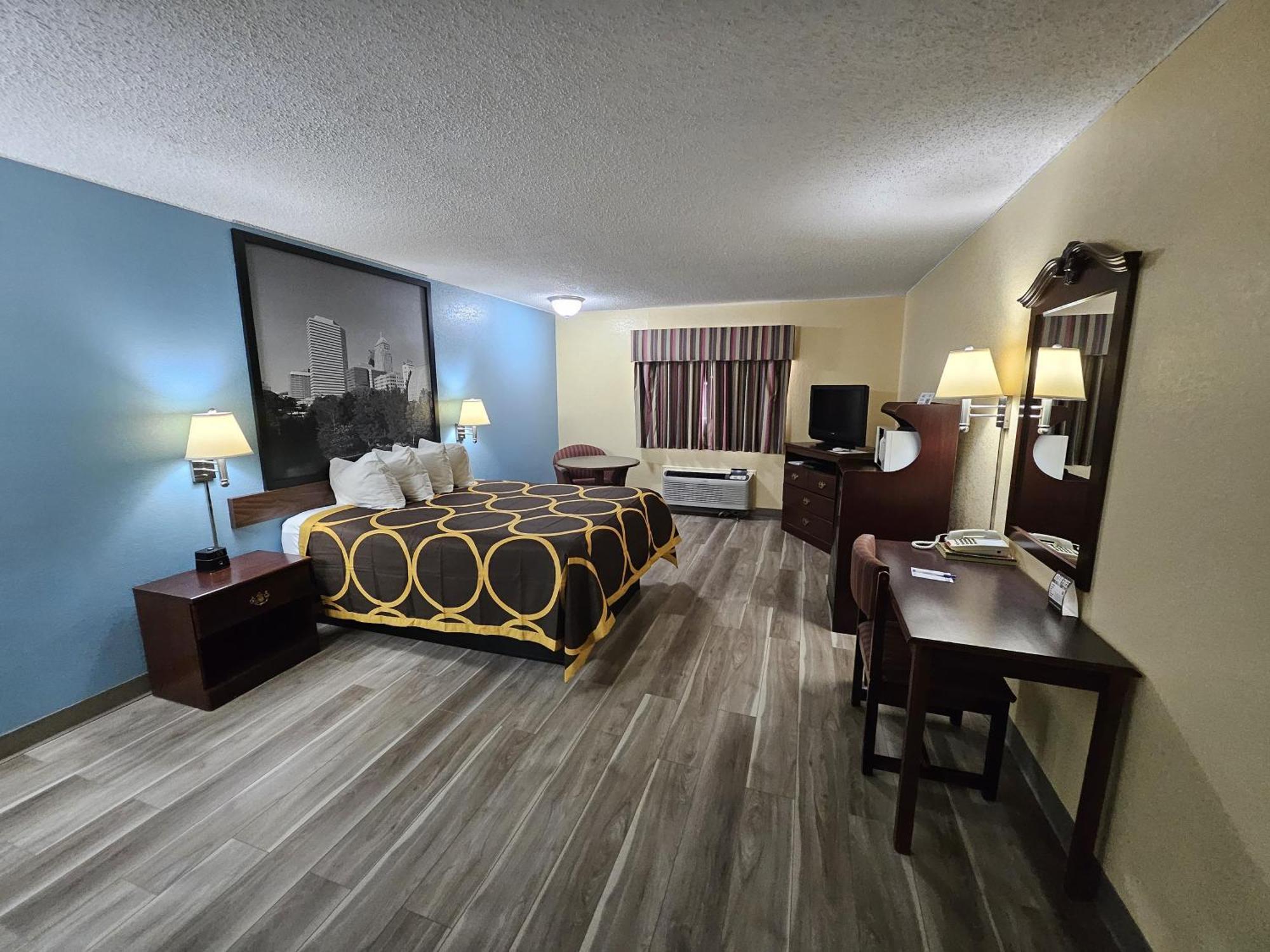Super 8 By Wyndham Clinton Hotel Екстериор снимка