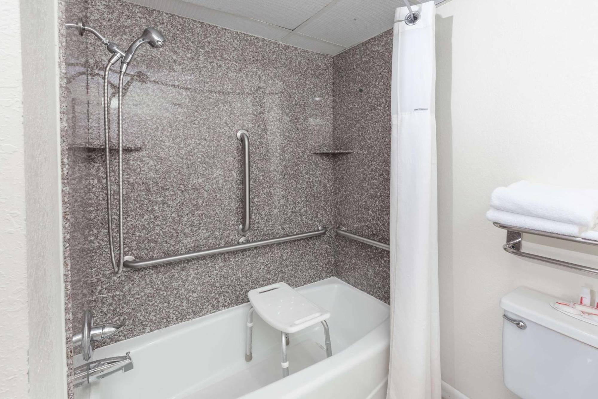 Super 8 By Wyndham Clinton Hotel Екстериор снимка
