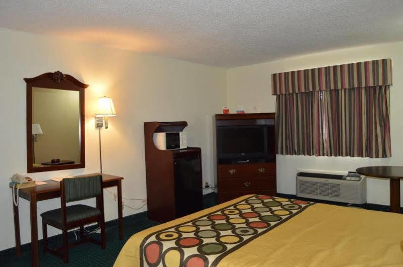Super 8 By Wyndham Clinton Hotel Екстериор снимка